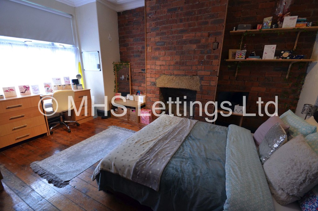Photo of 5 Bedroom Mid Terraced House in 15 Hessle Terrace, Leeds, LS6 1EQ
