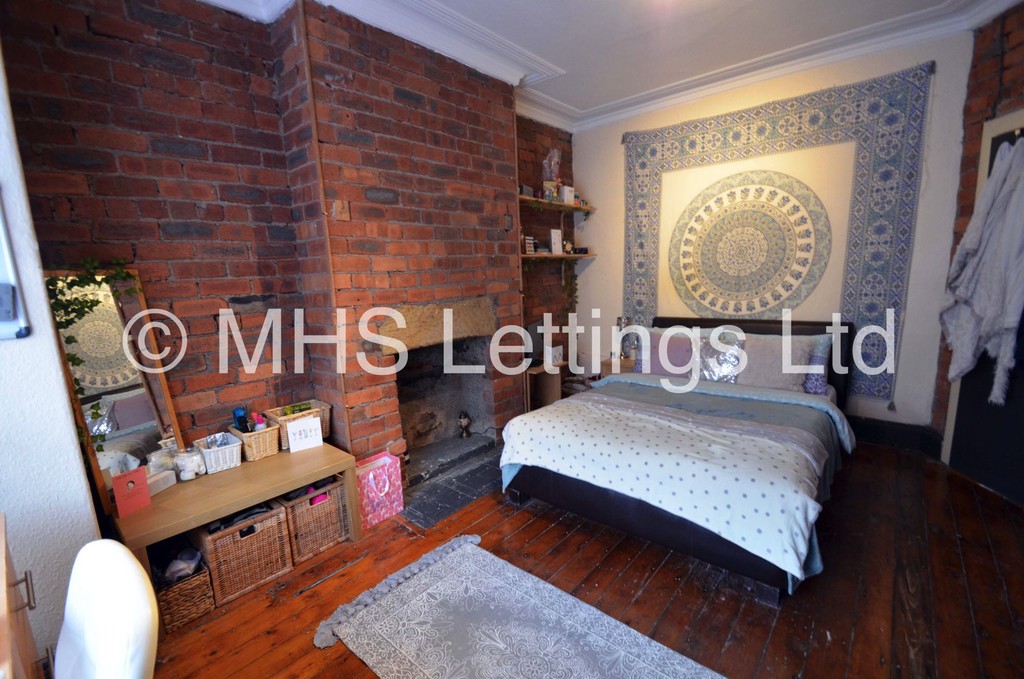 Photo of 5 Bedroom Mid Terraced House in 15 Hessle Terrace, Leeds, LS6 1EQ