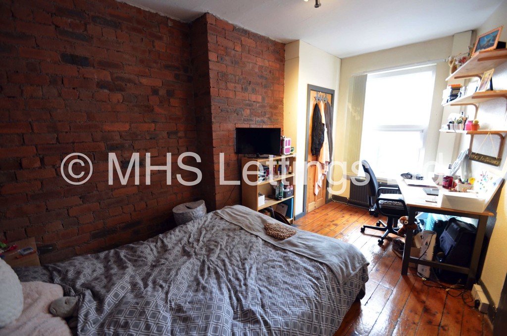 Photo of 5 Bedroom Mid Terraced House in 15 Hessle Terrace, Leeds, LS6 1EQ
