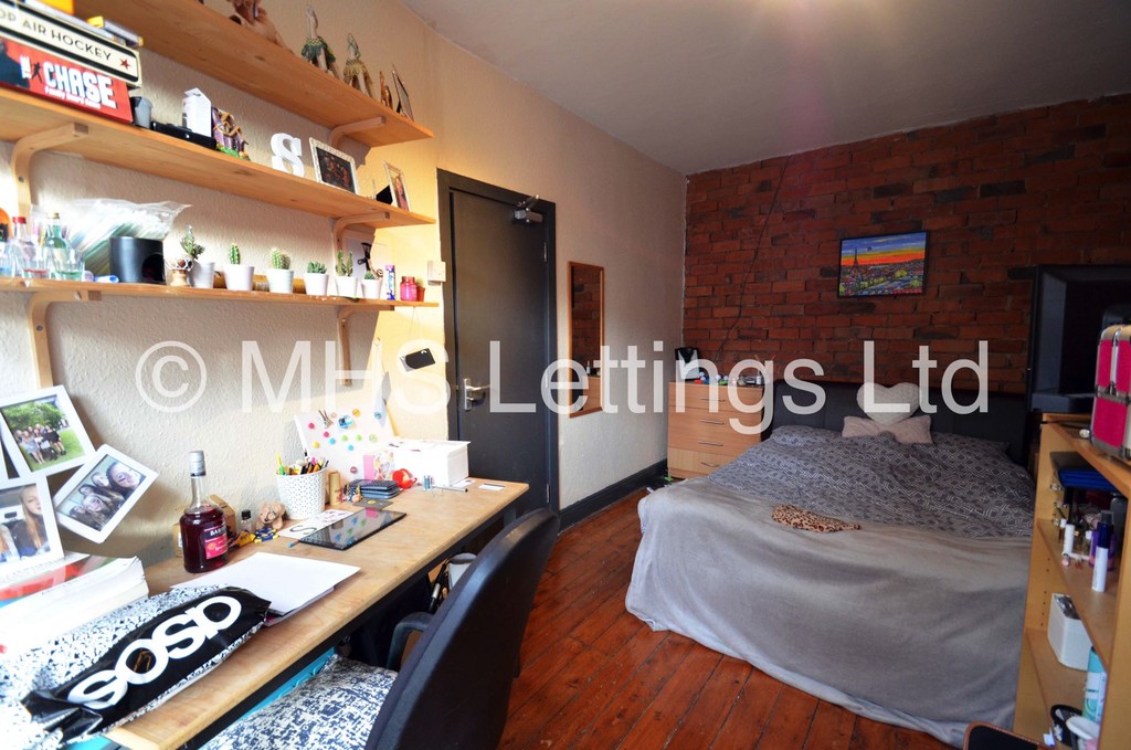 Photo of 5 Bedroom Mid Terraced House in 15 Hessle Terrace, Leeds, LS6 1EQ