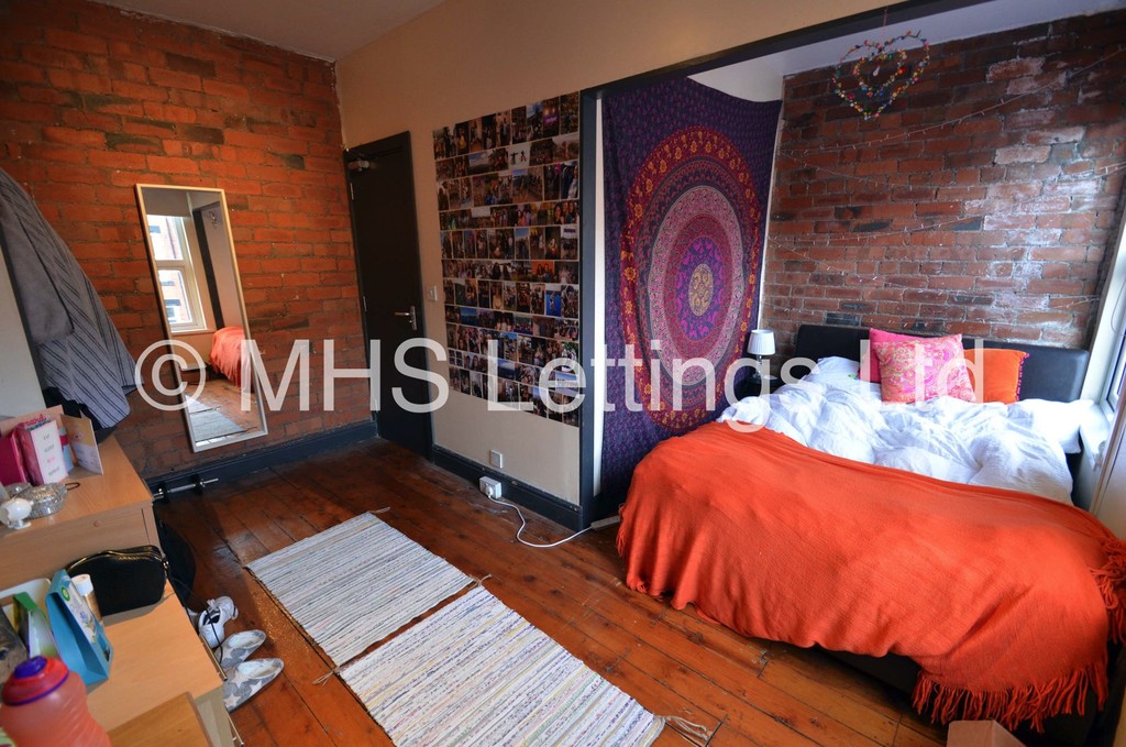 Photo of 5 Bedroom Mid Terraced House in 15 Hessle Terrace, Leeds, LS6 1EQ