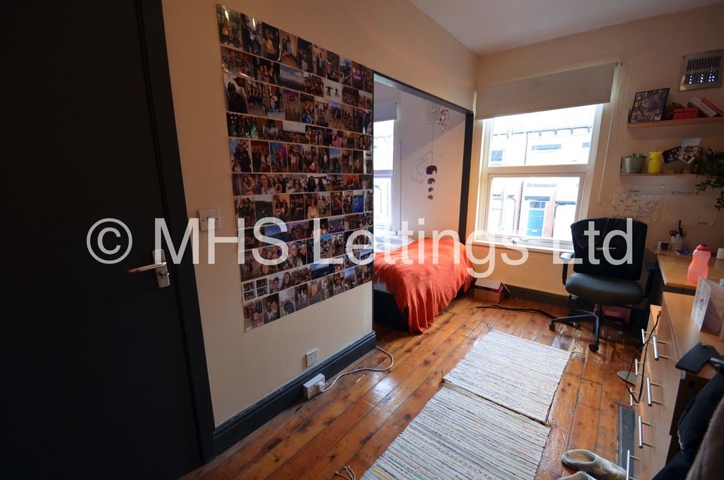 Photo of 5 Bedroom Mid Terraced House in 15 Hessle Terrace, Leeds, LS6 1EQ