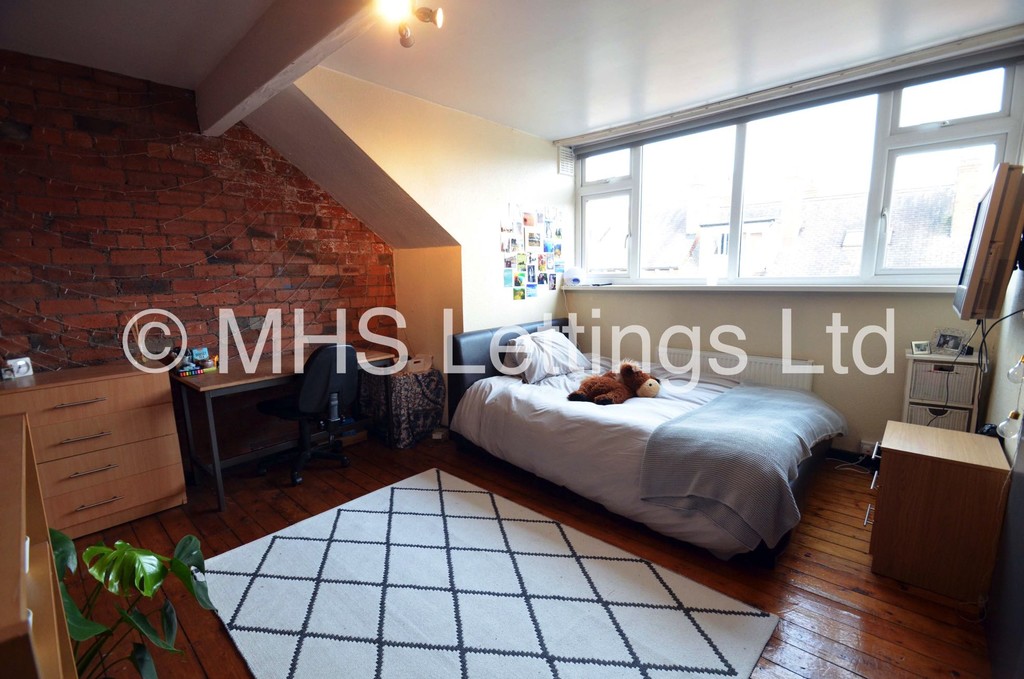 Photo of 5 Bedroom Mid Terraced House in 15 Hessle Terrace, Leeds, LS6 1EQ
