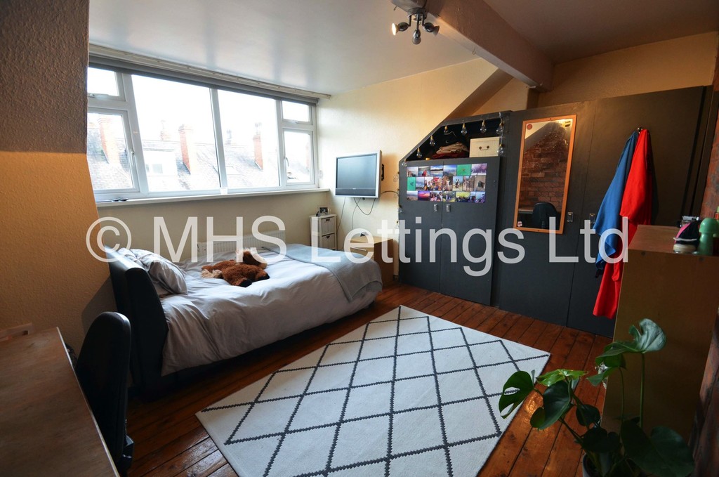 Photo of 5 Bedroom Mid Terraced House in 15 Hessle Terrace, Leeds, LS6 1EQ