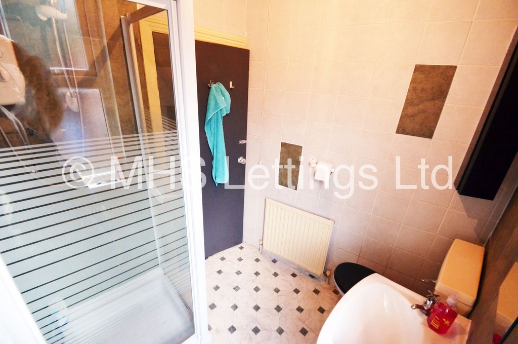 Photo of 5 Bedroom Mid Terraced House in 15 Hessle Terrace, Leeds, LS6 1EQ