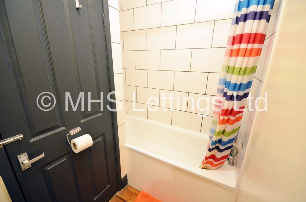 Photo of 5 Bedroom Mid Terraced House in 15 Hessle Terrace, Leeds, LS6 1EQ