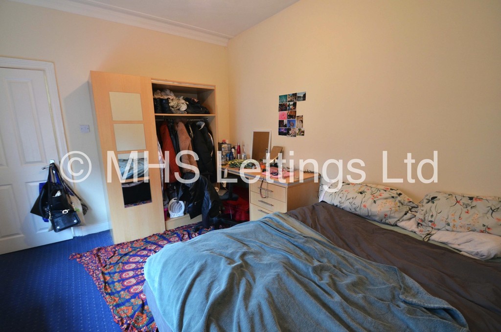 Photo of 7 Bedroom End Terraced House in 27 Richmond Mount, Leeds, LS6 1DG