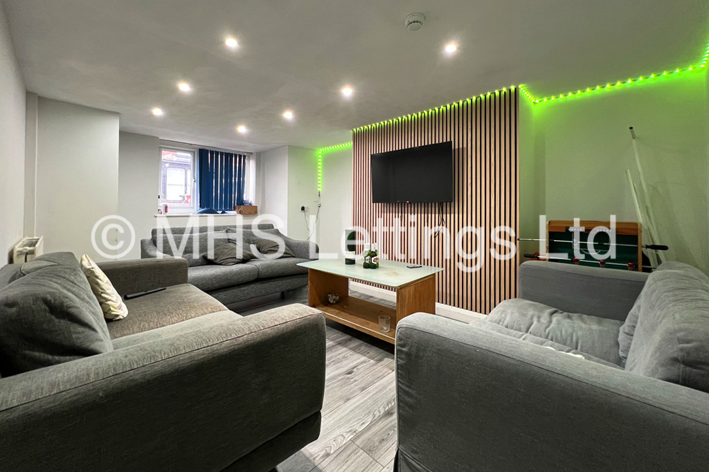Photo of 7 Bedroom End Terraced House in 27 Richmond Mount, Leeds, LS6 1DG