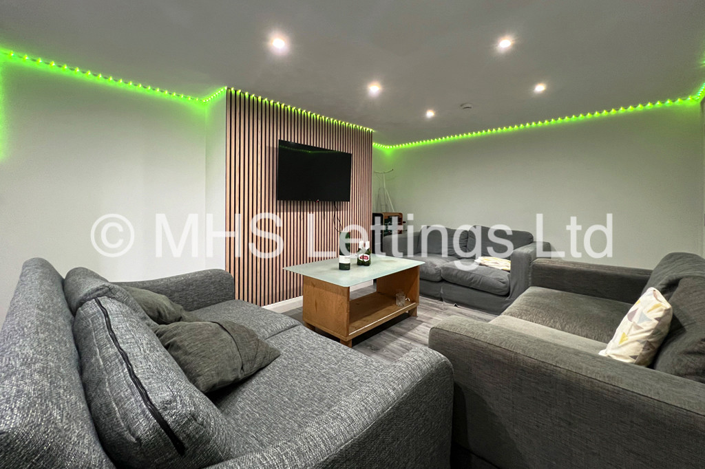 Photo of 7 Bedroom End Terraced House in 27 Richmond Mount, Leeds, LS6 1DG