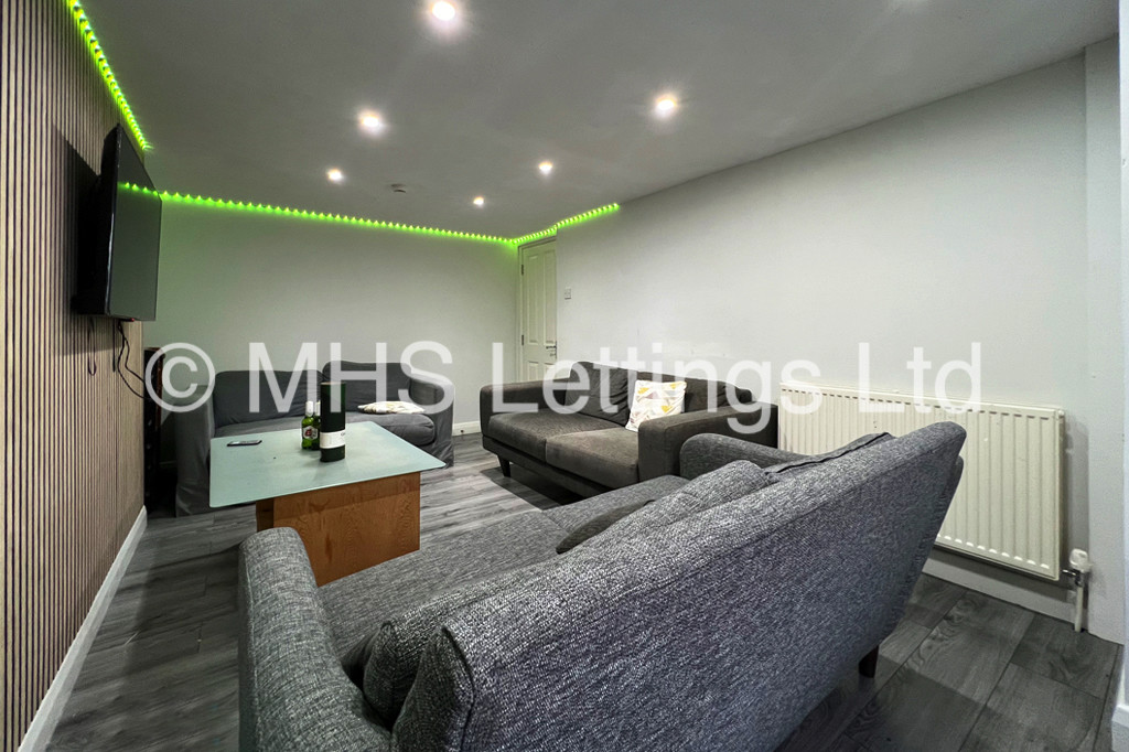 Photo of 7 Bedroom End Terraced House in 27 Richmond Mount, Leeds, LS6 1DG