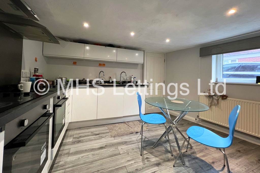 Photo of 7 Bedroom End Terraced House in 27 Richmond Mount, Leeds, LS6 1DG