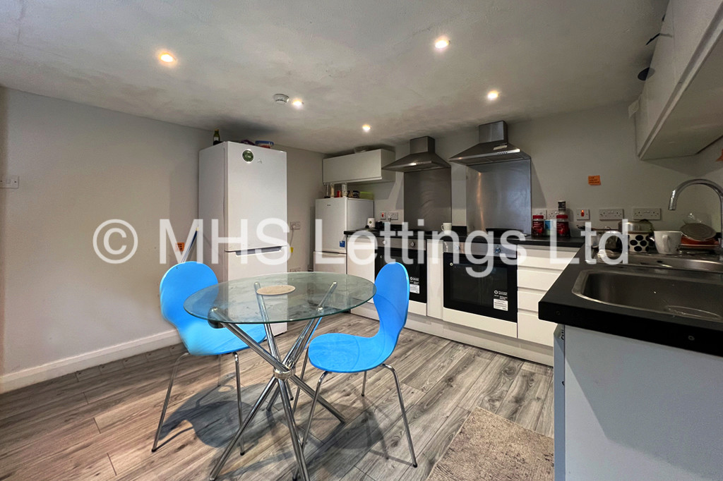 Photo of 7 Bedroom End Terraced House in 27 Richmond Mount, Leeds, LS6 1DG