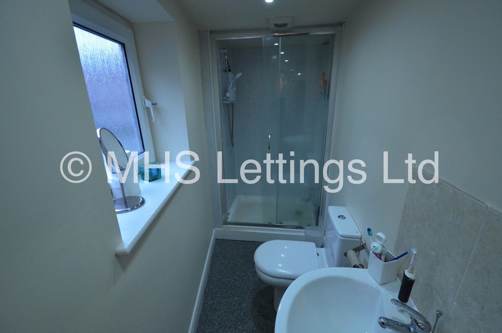Photo of 7 Bedroom End Terraced House in 27 Richmond Mount, Leeds, LS6 1DG