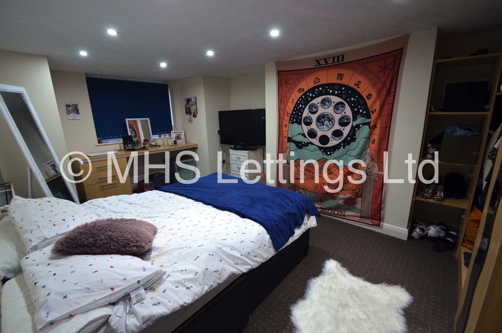 Photo of 7 Bedroom End Terraced House in 27 Richmond Mount, Leeds, LS6 1DG