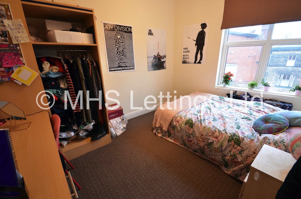 Photo of 7 Bedroom End Terraced House in 27 Richmond Mount, Leeds, LS6 1DG