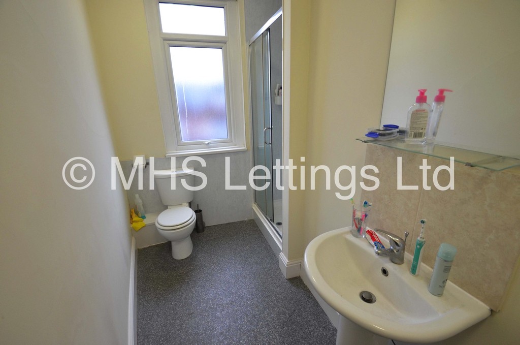 Photo of 7 Bedroom End Terraced House in 27 Richmond Mount, Leeds, LS6 1DG