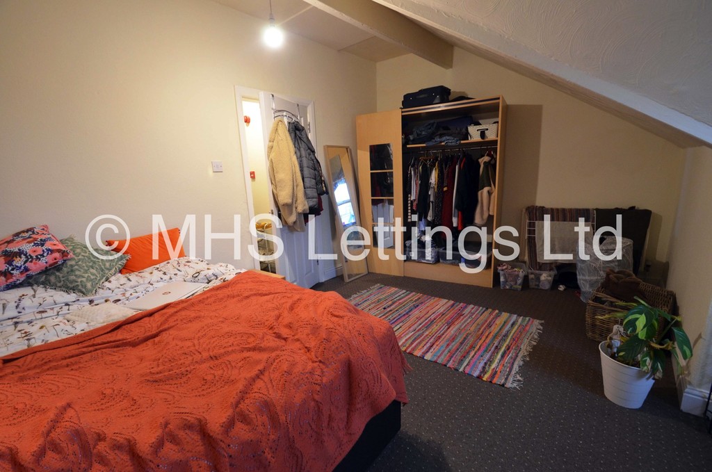 Photo of 7 Bedroom End Terraced House in 27 Richmond Mount, Leeds, LS6 1DG