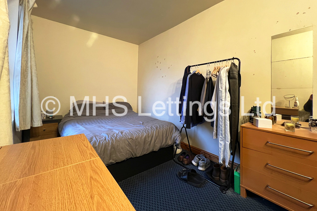 Photo of 6 Bedroom Semi-Detached House in 10b Cumberland Road, Leeds, LS6 2EF