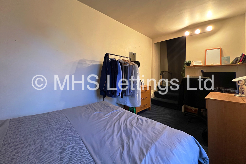 Photo of 6 Bedroom Semi-Detached House in 10b Cumberland Road, Leeds, LS6 2EF