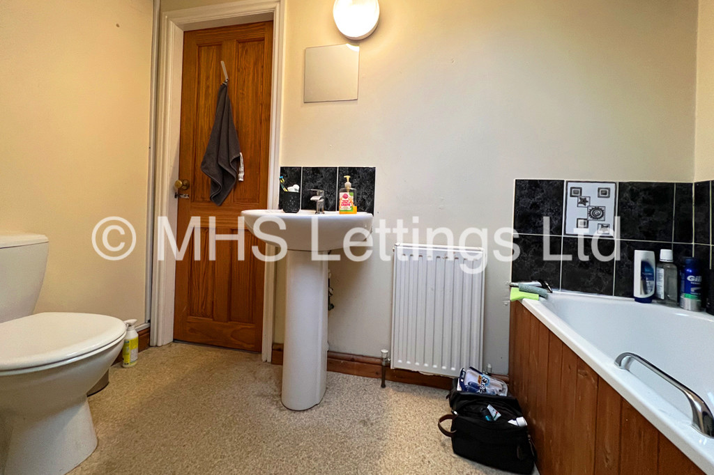 Photo of 6 Bedroom Semi-Detached House in 10b Cumberland Road, Leeds, LS6 2EF