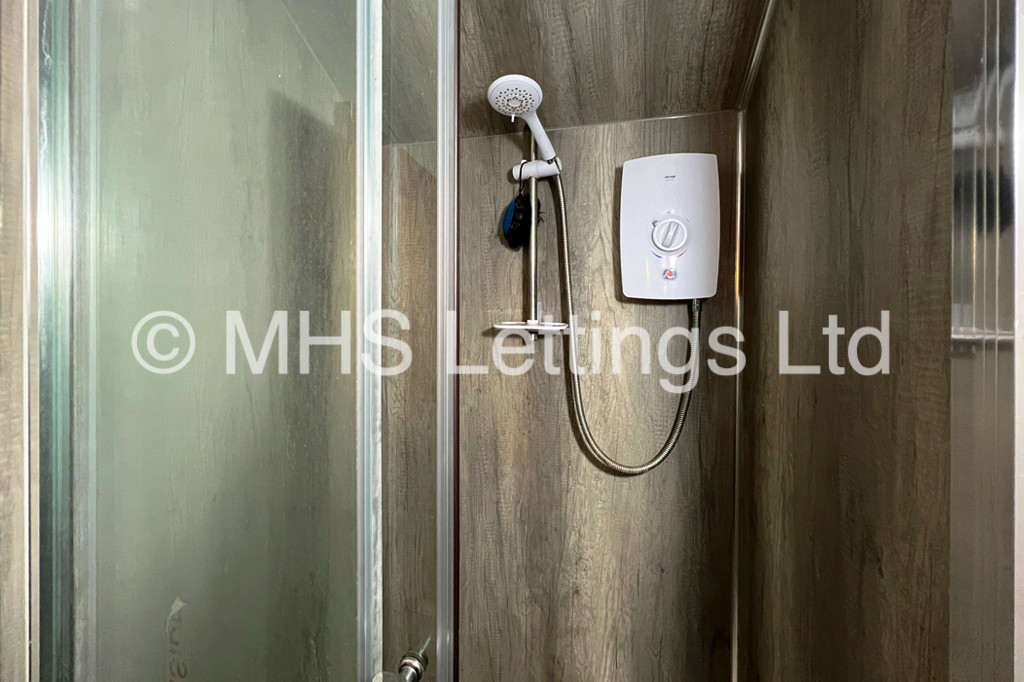 Photo of 6 Bedroom Semi-Detached House in 10b Cumberland Road, Leeds, LS6 2EF