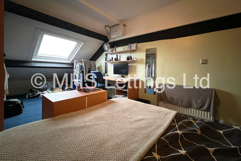 Photo of 6 Bedroom Semi-Detached House in 10b Cumberland Road, Leeds, LS6 2EF