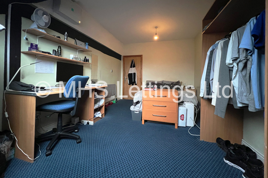Photo of 6 Bedroom Semi-Detached House in 10b Cumberland Road, Leeds, LS6 2EF
