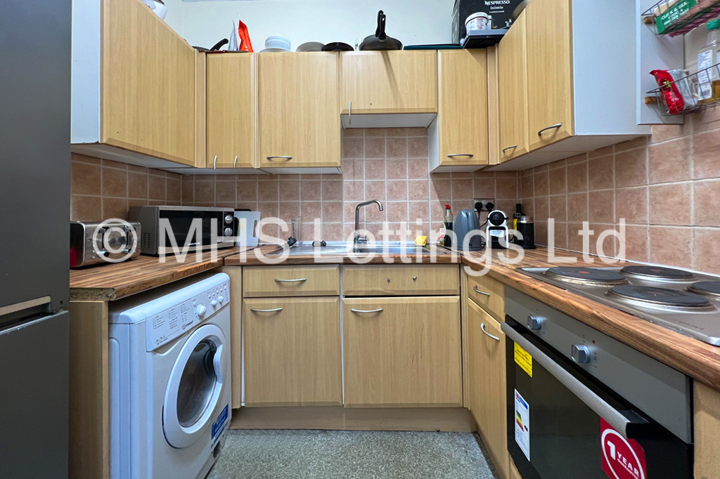 Photo of 6 Bedroom Semi-Detached House in 10b Cumberland Road, Leeds, LS6 2EF