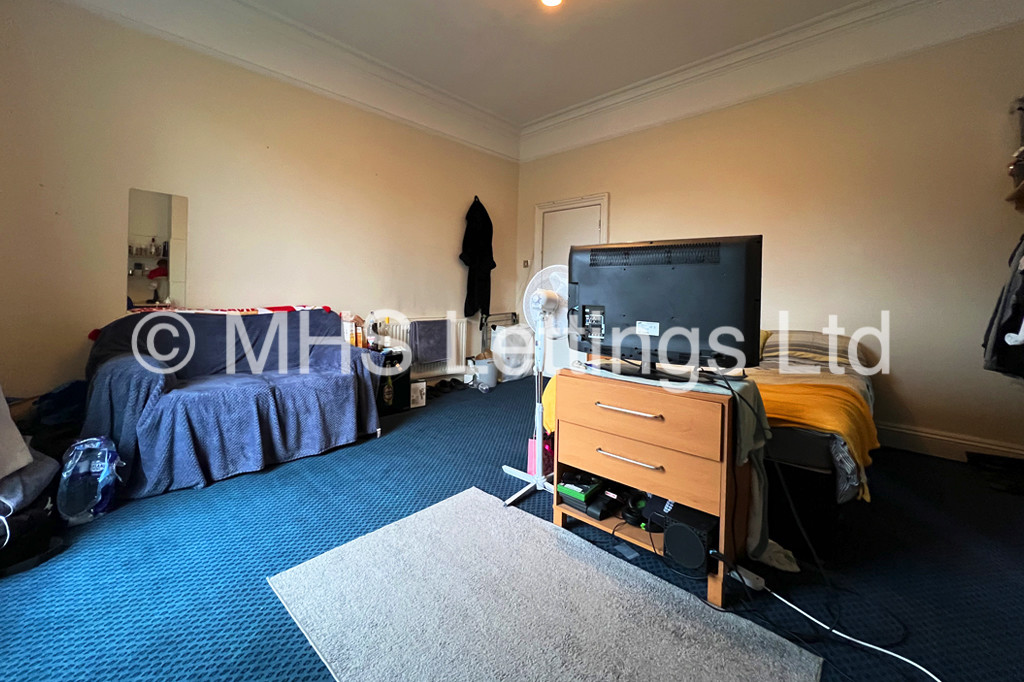 Photo of 6 Bedroom Semi-Detached House in 10b Cumberland Road, Leeds, LS6 2EF