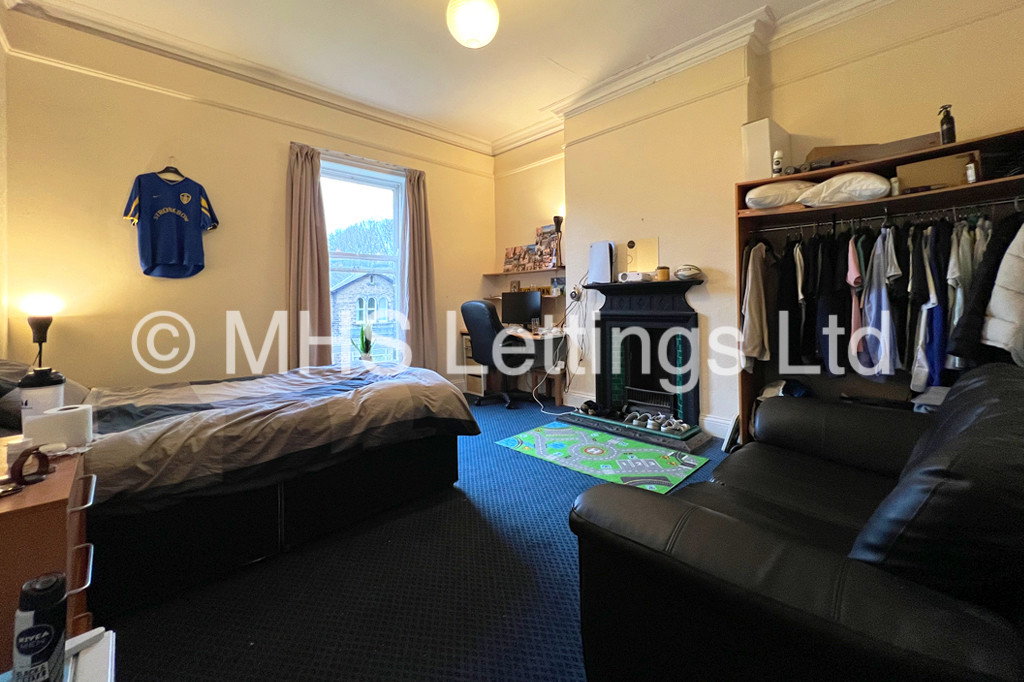 Photo of 6 Bedroom Semi-Detached House in 10b Cumberland Road, Leeds, LS6 2EF