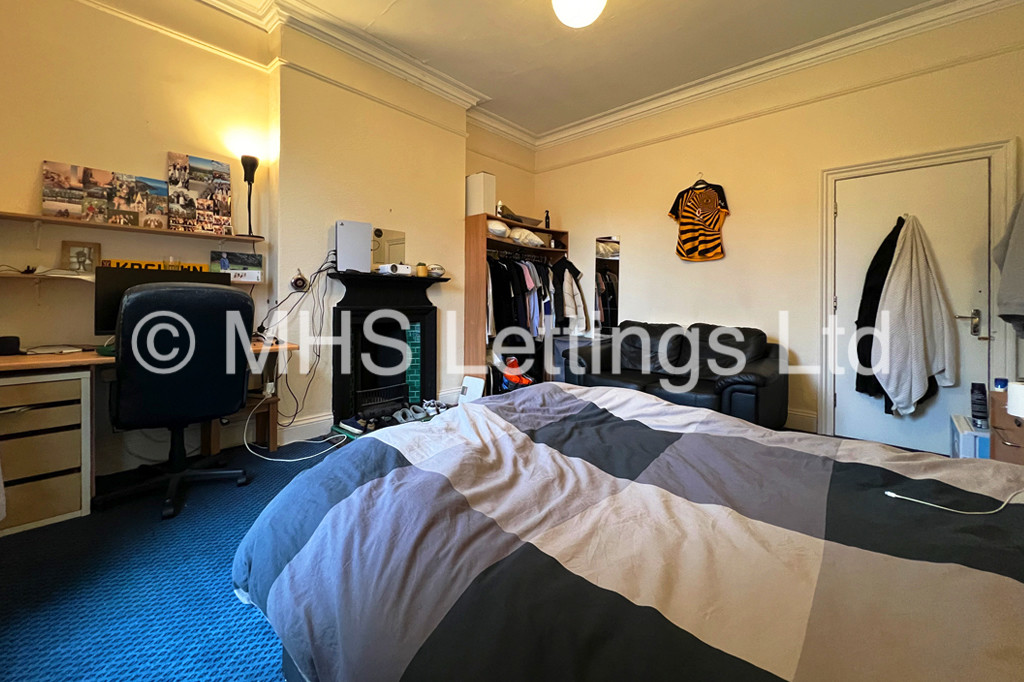 Photo of 6 Bedroom Semi-Detached House in 10b Cumberland Road, Leeds, LS6 2EF