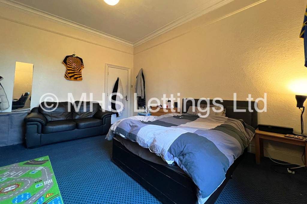 Photo of 6 Bedroom Semi-Detached House in 10b Cumberland Road, Leeds, LS6 2EF