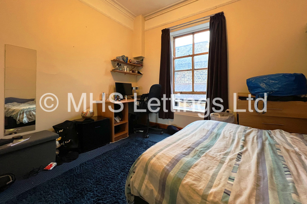 Photo of 6 Bedroom Semi-Detached House in 10b Cumberland Road, Leeds, LS6 2EF