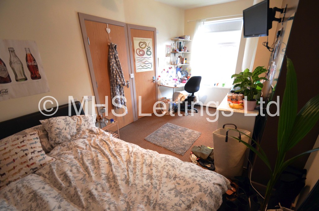 Photo of 5 Bedroom Mid Terraced House in 24 Hessle Avenue, Leeds, LS6 1EF