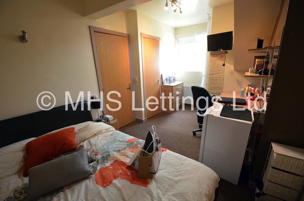 Photo of 5 Bedroom Mid Terraced House in 24 Hessle Avenue, Leeds, LS6 1EF