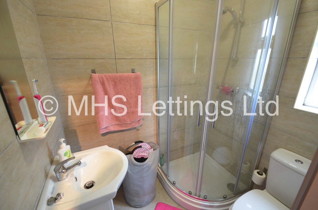 Photo of 5 Bedroom Mid Terraced House in 24 Hessle Avenue, Leeds, LS6 1EF