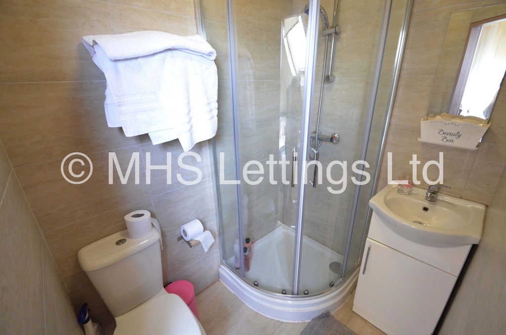 Photo of 5 Bedroom Mid Terraced House in 24 Hessle Avenue, Leeds, LS6 1EF