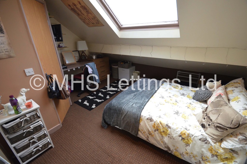 Photo of 5 Bedroom Mid Terraced House in 24 Hessle Avenue, Leeds, LS6 1EF