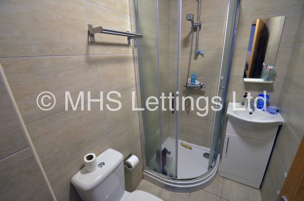 Photo of 5 Bedroom Mid Terraced House in 24 Hessle Avenue, Leeds, LS6 1EF
