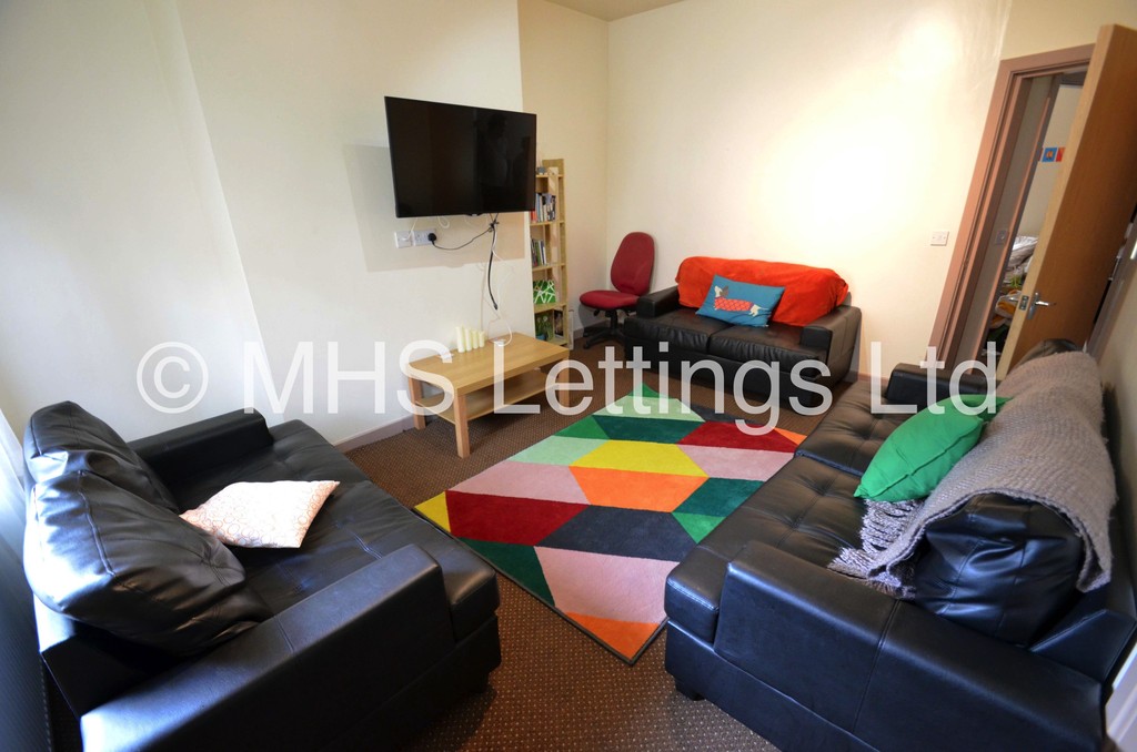 Photo of 5 Bedroom Mid Terraced House in 24 Hessle Avenue, Leeds, LS6 1EF