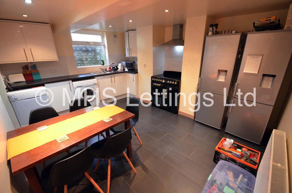 Photo of 5 Bedroom Mid Terraced House in 24 Hessle Avenue, Leeds, LS6 1EF