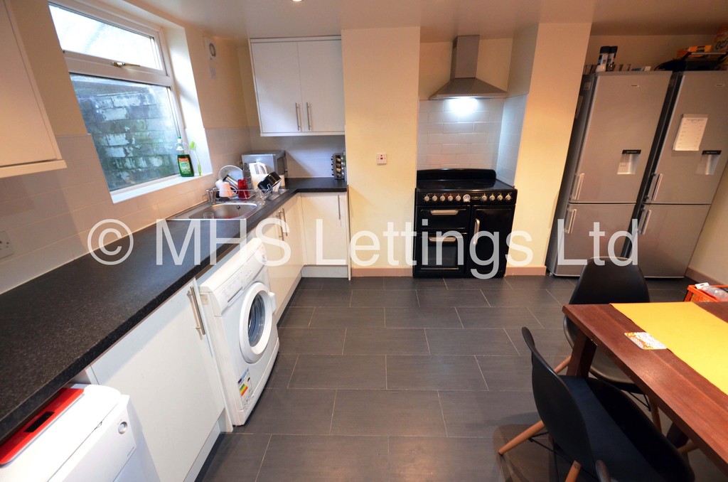 Photo of 5 Bedroom Mid Terraced House in 24 Hessle Avenue, Leeds, LS6 1EF