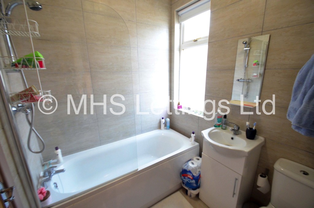 Photo of 5 Bedroom Mid Terraced House in 24 Hessle Avenue, Leeds, LS6 1EF