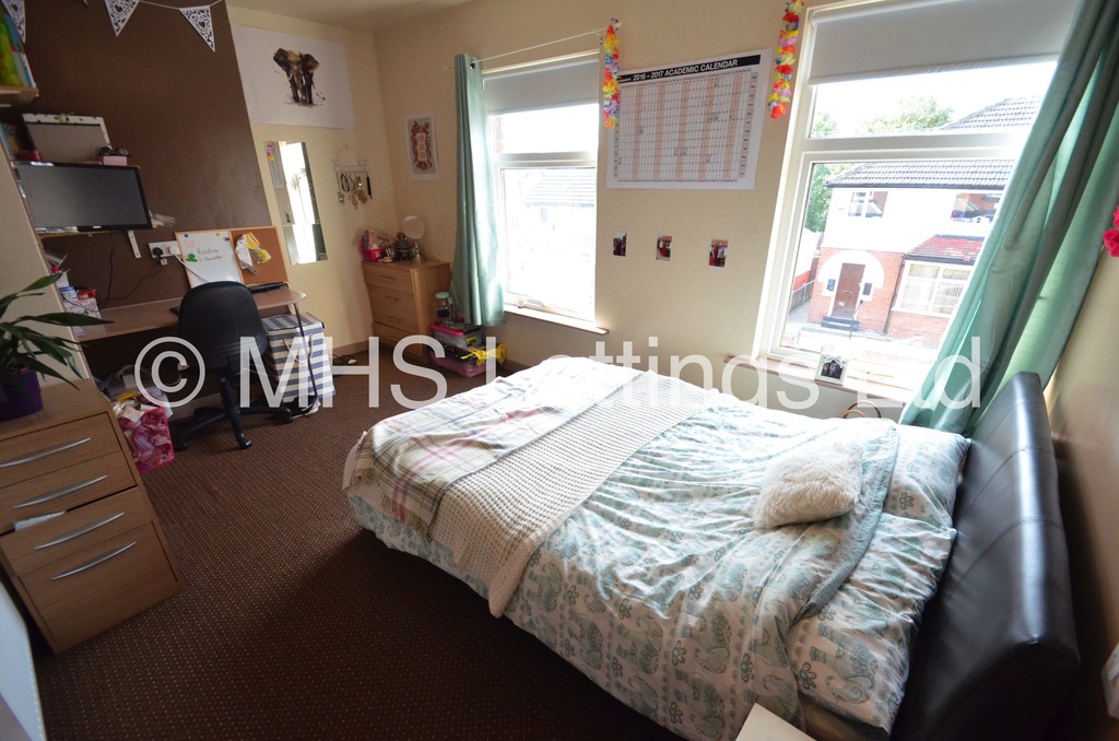 Photo of 5 Bedroom Mid Terraced House in 24 Hessle Avenue, Leeds, LS6 1EF