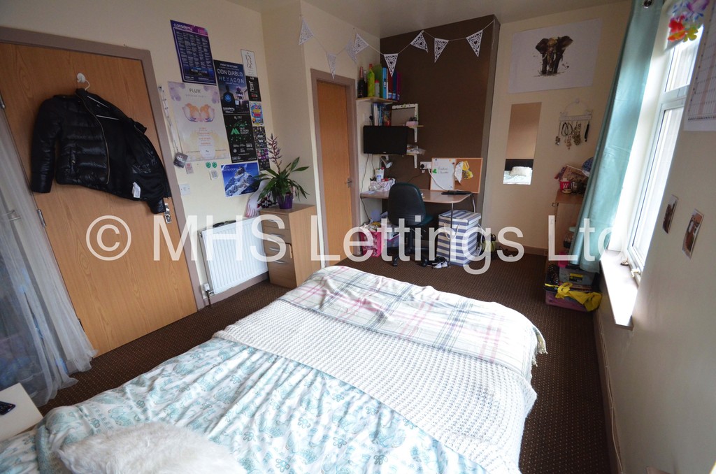 Photo of 5 Bedroom Mid Terraced House in 24 Hessle Avenue, Leeds, LS6 1EF