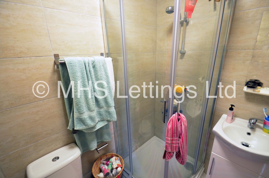 Photo of 5 Bedroom Mid Terraced House in 24 Hessle Avenue, Leeds, LS6 1EF