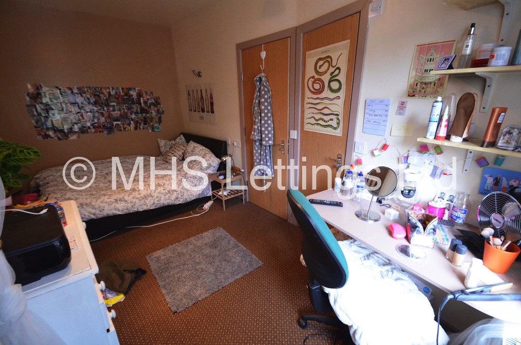Photo of 5 Bedroom Mid Terraced House in 24 Hessle Avenue, Leeds, LS6 1EF