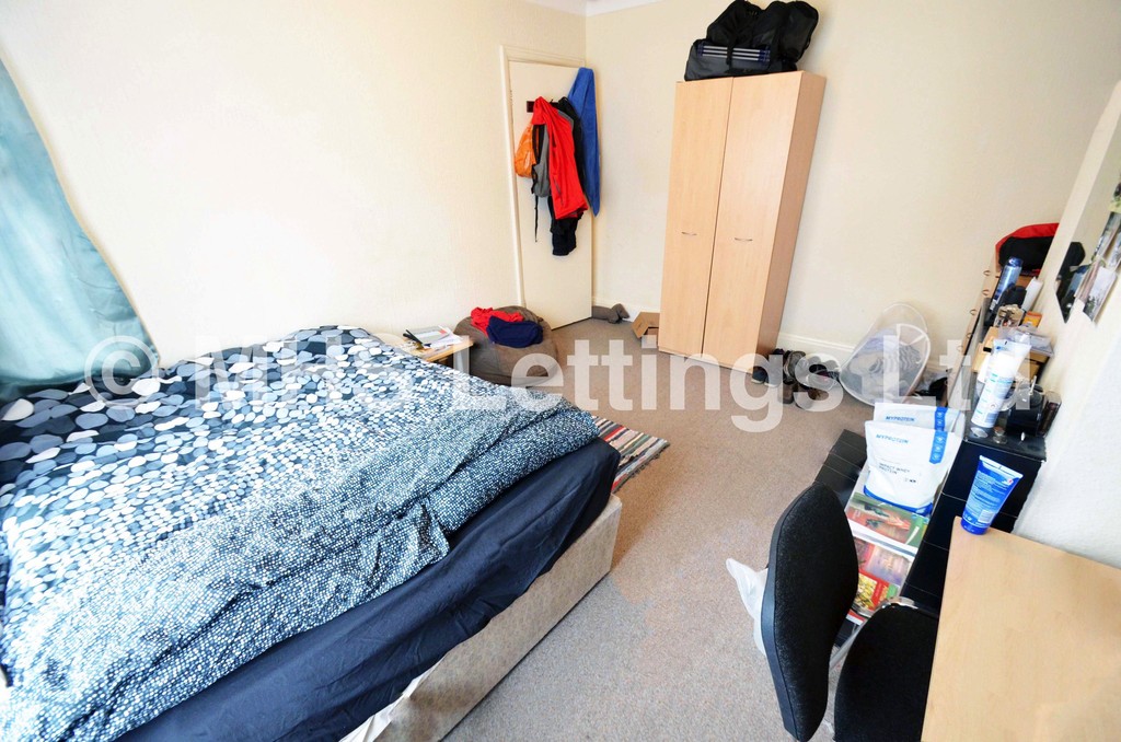 Photo of 3 Bedroom Mid Terraced House in 6 Mayville Avenue, Leeds, LS6 1NQ