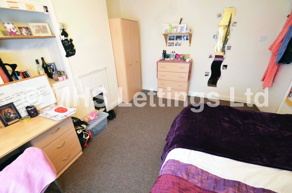 Photo of 3 Bedroom Mid Terraced House in 6 Mayville Avenue, Leeds, LS6 1NQ