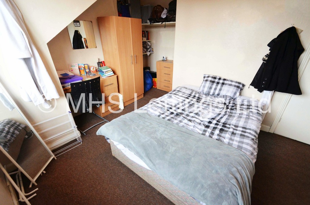 Photo of 4 Bedroom Mid Terraced House in 11 Hessle View, Leeds, LS6 1ER